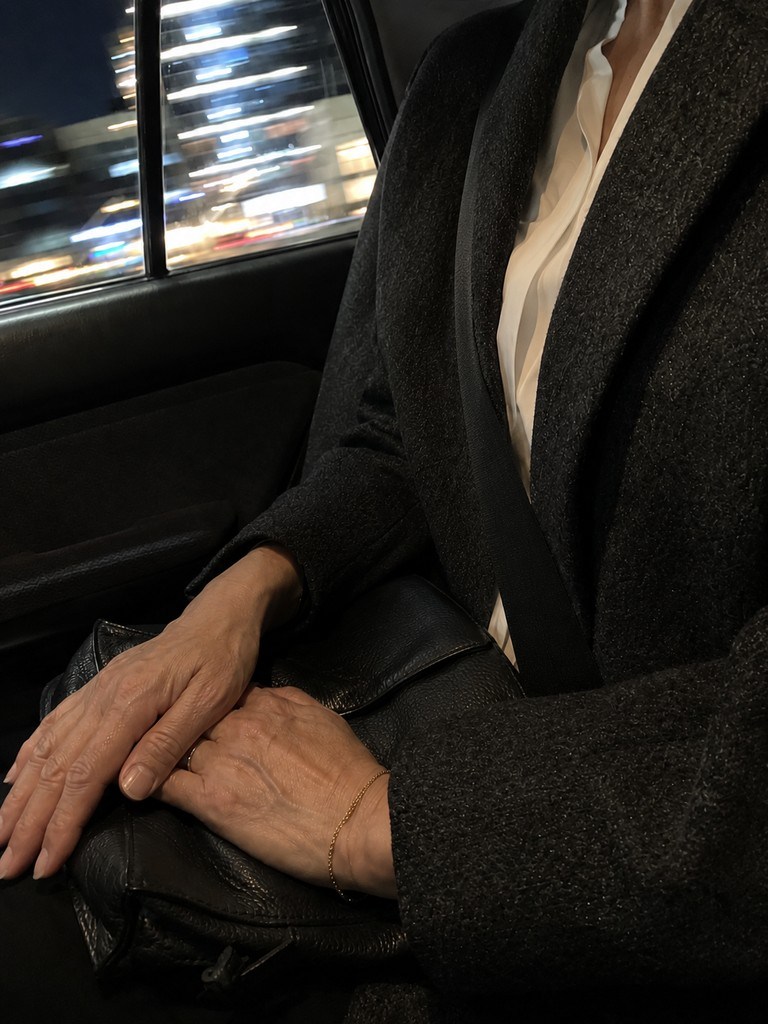 華の会メールで会ったママとタクシーの車内、膝の上で手を重ねる