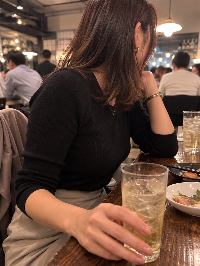 ハッピーメールで会ったママと居酒屋のカウンターでハイボールを飲む