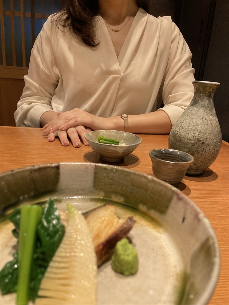 Jメールで会ったママと和食店の個室で日本酒を飲む