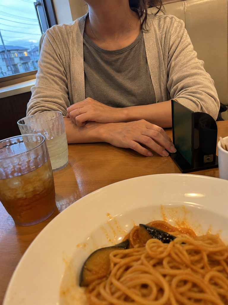 メルパラで会ったママとファミレスのボックス席でナスのパスタ