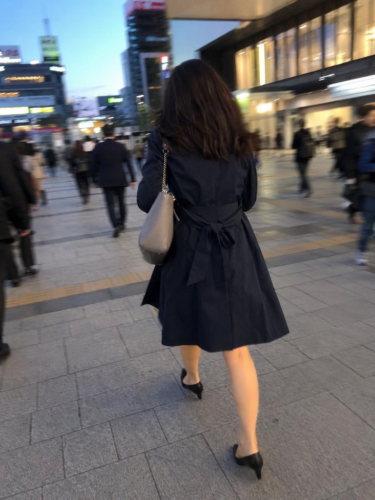 YYCで会ったママの後ろ姿、夕方の駅前を歩く